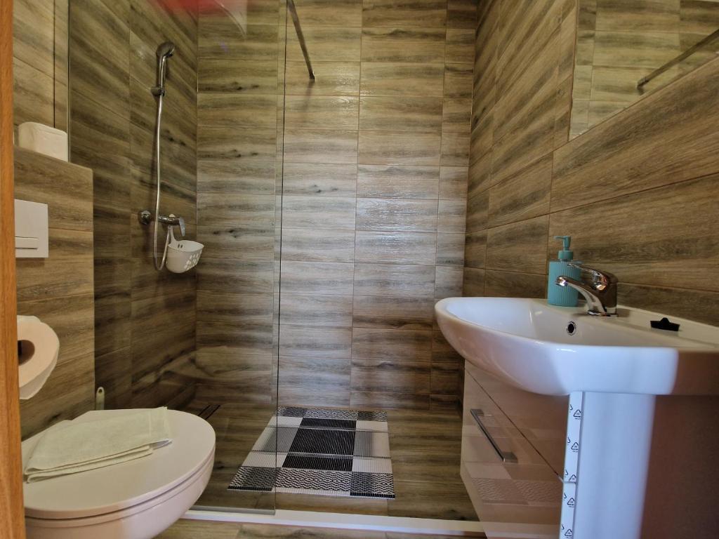Kúpeľňa v ubytovaní Apartament z Tężnią Solankową, Sauną, Kominkiem LED i Śniadaniem nad Jeziorem Żywieckim