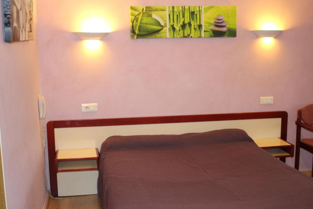 Postel nebo postele na pokoji v ubytování Hôtel Saint-Marc
