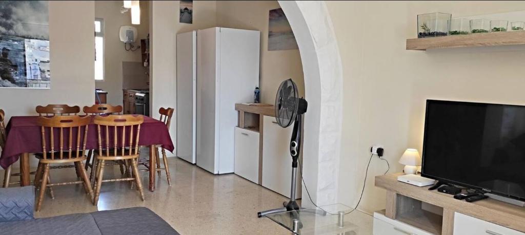 TV a/nebo společenská místnost v ubytování Sea View 2 bedroom apartment