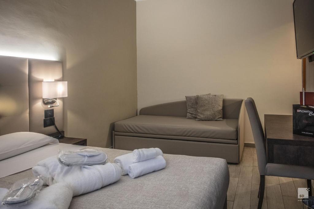 Una cama o camas en una habitación de Hotel Diplomatic