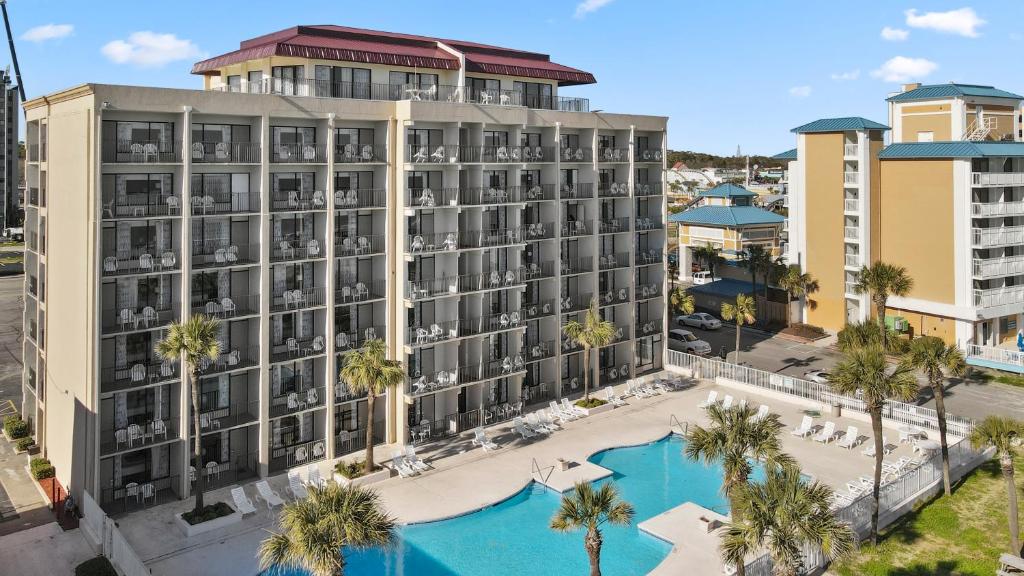una vista aérea del complejo con un gran edificio en Ocean Crest Inn and Suites en Myrtle Beach