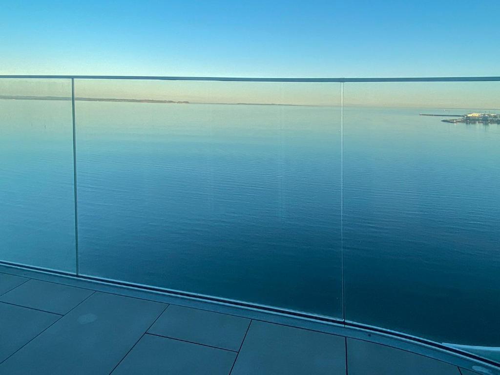 een uitzicht op een waterlichaam vanuit een gebouw bij Amazing sea view apartment in Aarhus