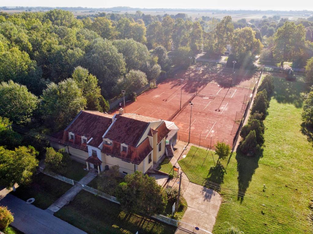 une vue aérienne sur un bâtiment avec un champ et des arbres dans l'établissement Villa Eko, à Bački Petrovac