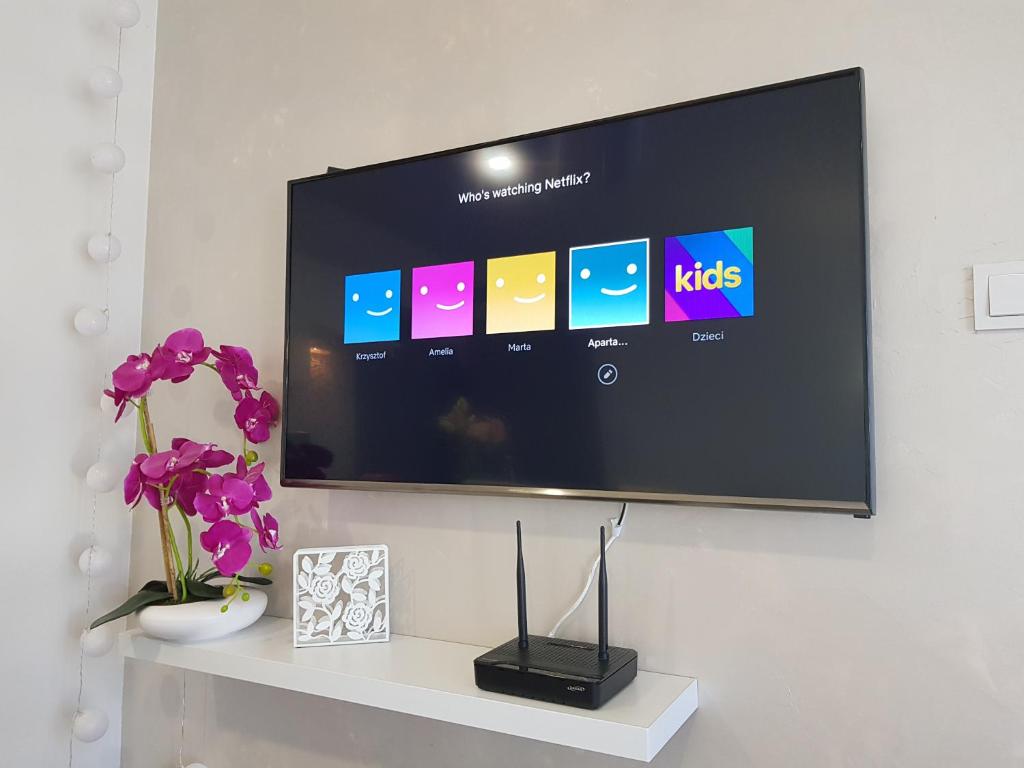 Televízia a/alebo spoločenská miestnosť v ubytovaní Apartament & Spa 5 Mórz