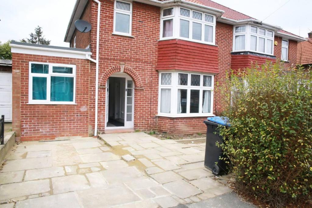 Deluxe 4Bed House Close2 Wembley Stadium, Hendon (updated prices 2024)