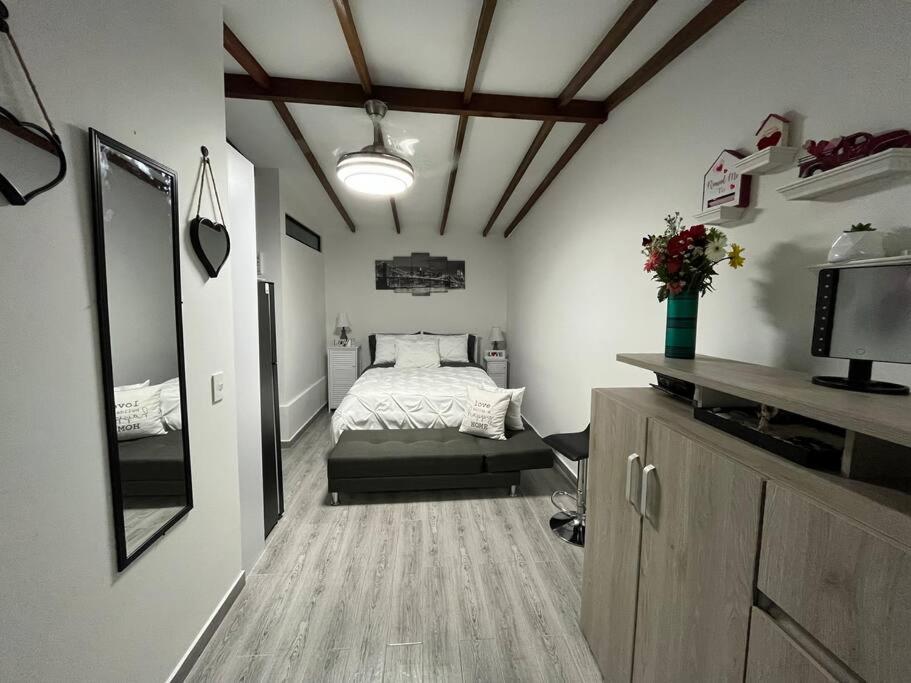 Ένα ή περισσότερα κρεβάτια σε δωμάτιο στο Modern apartment/Studio
