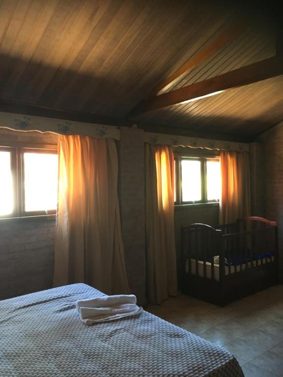 1 dormitorio con 1 cama y 2 ventanas en Elviajero en Campinas