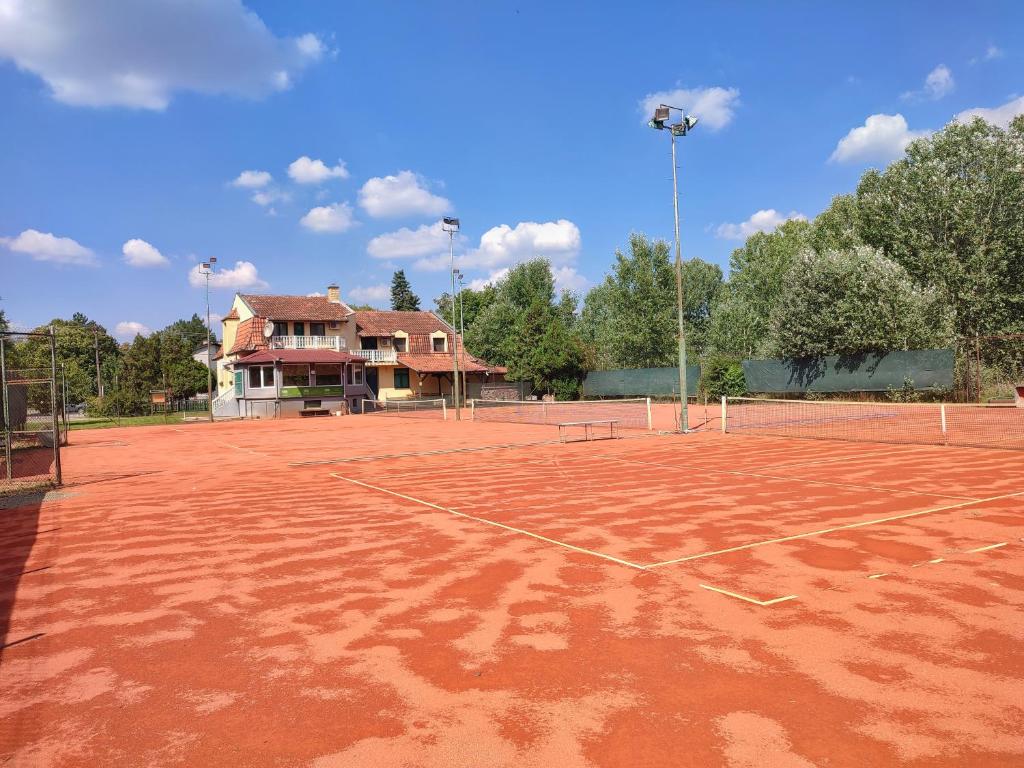Tenis a/nebo squash v ubytování Villa Eko nebo okolí