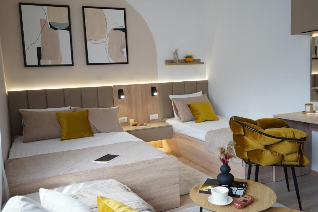 ein Wohnzimmer mit 2 Betten und einem Tisch in der Unterkunft Tolevski Apartments, Bitola in Bitola