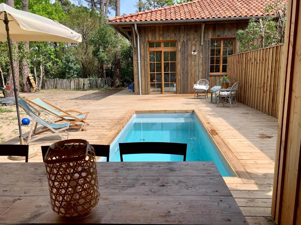 Cap Ferret villa bois avec piscine dans le village de Piquey ref 5, Lège-Cap -Ferret – Tarifs 2023