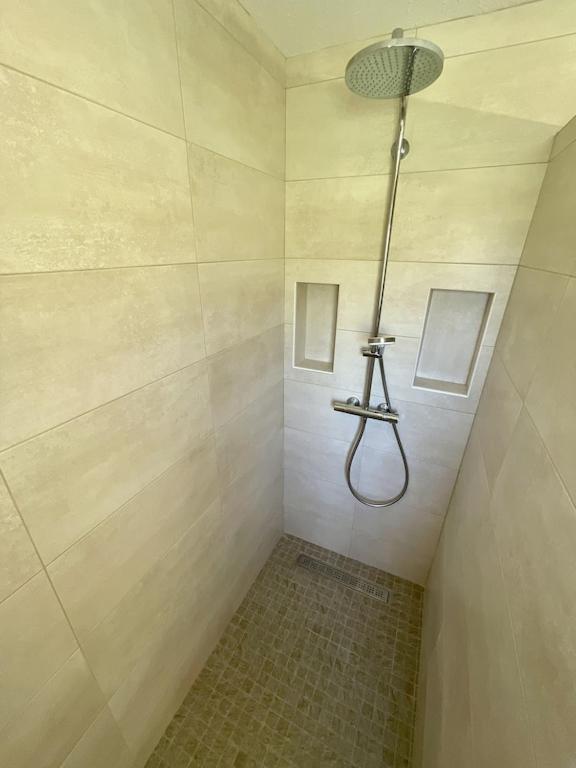 Kúpeľňa v ubytovaní Villa avec piscine entièrement rénovée à 5min de la plage de pinia