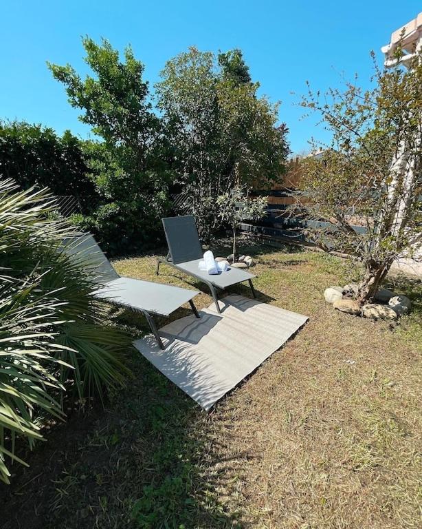 Vonkajšia záhrada v ubytovaní Villa avec piscine entièrement rénovée à 5min de la plage de pinia