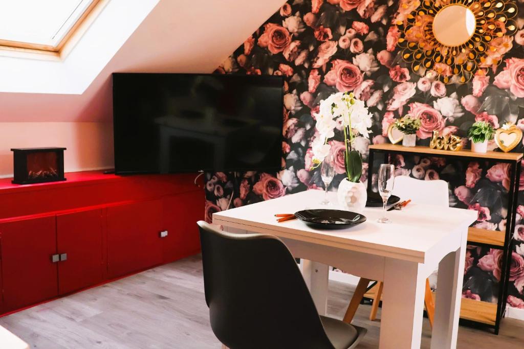 Posedenie v ubytovaní ROMANTIC STUDIO EVE - PROCHE GARE - NETFLIX - WiFi