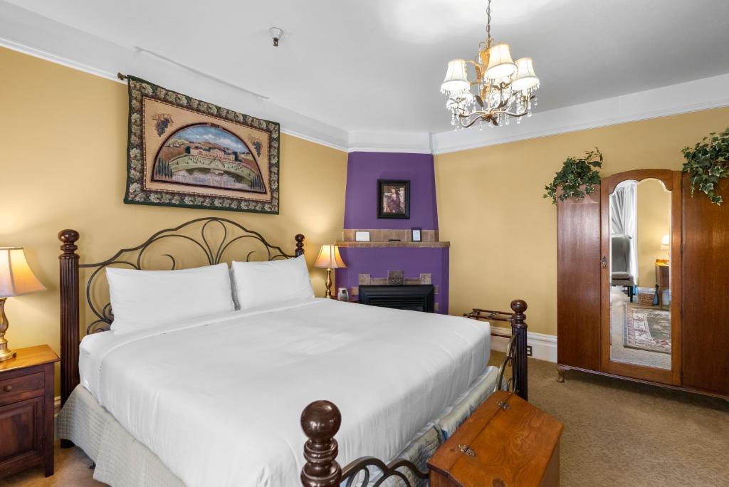 Hennessey House Bed and Breakfast - Salle De Roi