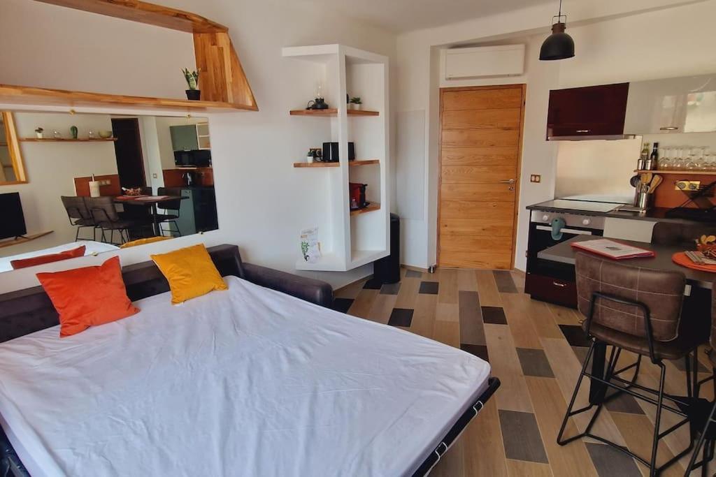 Cucina o angolo cottura di Magnifique appartement avec balcon vue mer à l'entrée d'Ajaccio