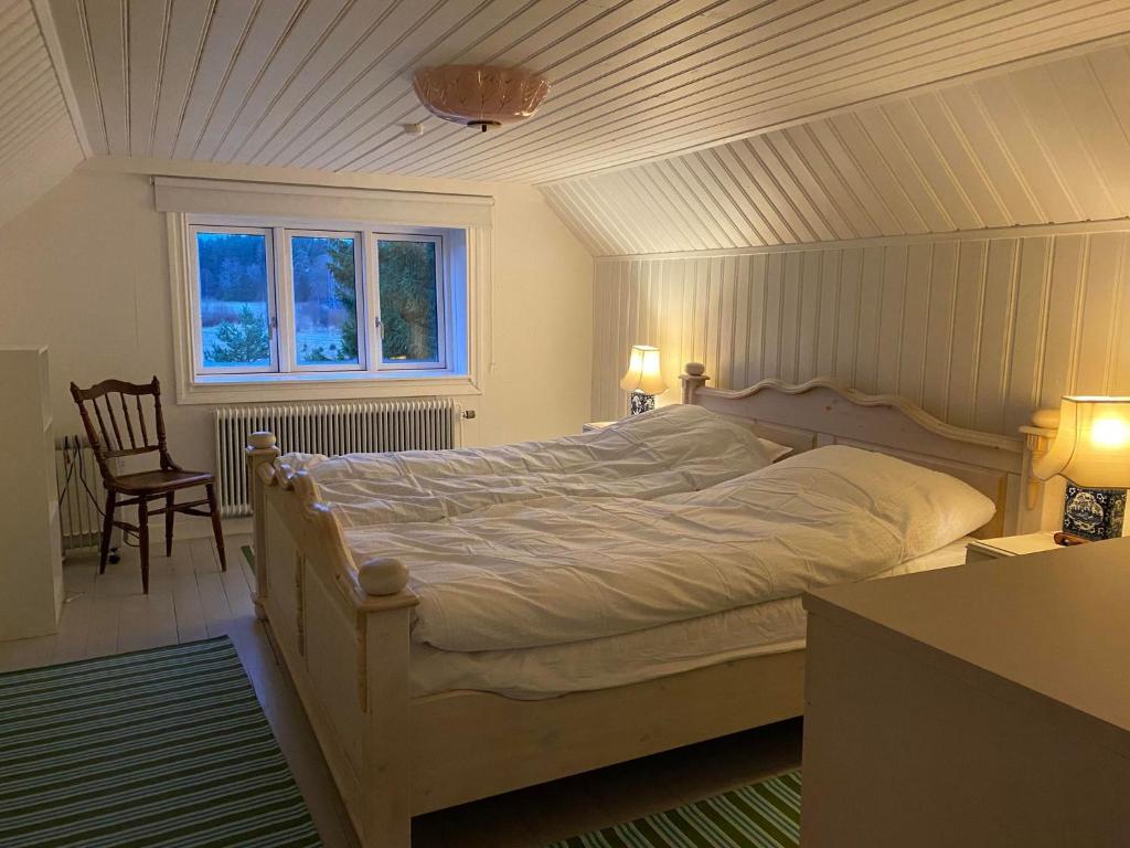 um quarto com uma cama, uma secretária e uma janela em ELGGÅRDEN em Torup