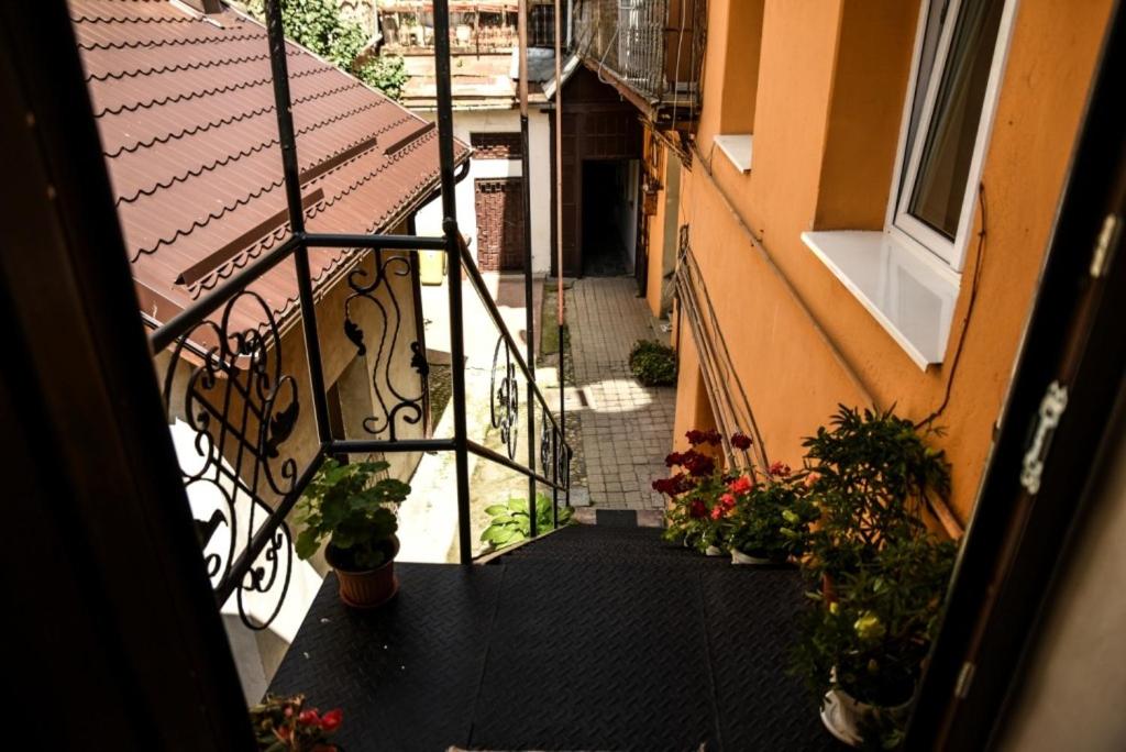 einen Außenblick auf einen Balkon mit Blumen und Pflanzen in der Unterkunft SibiuStayCentral in Sibiu