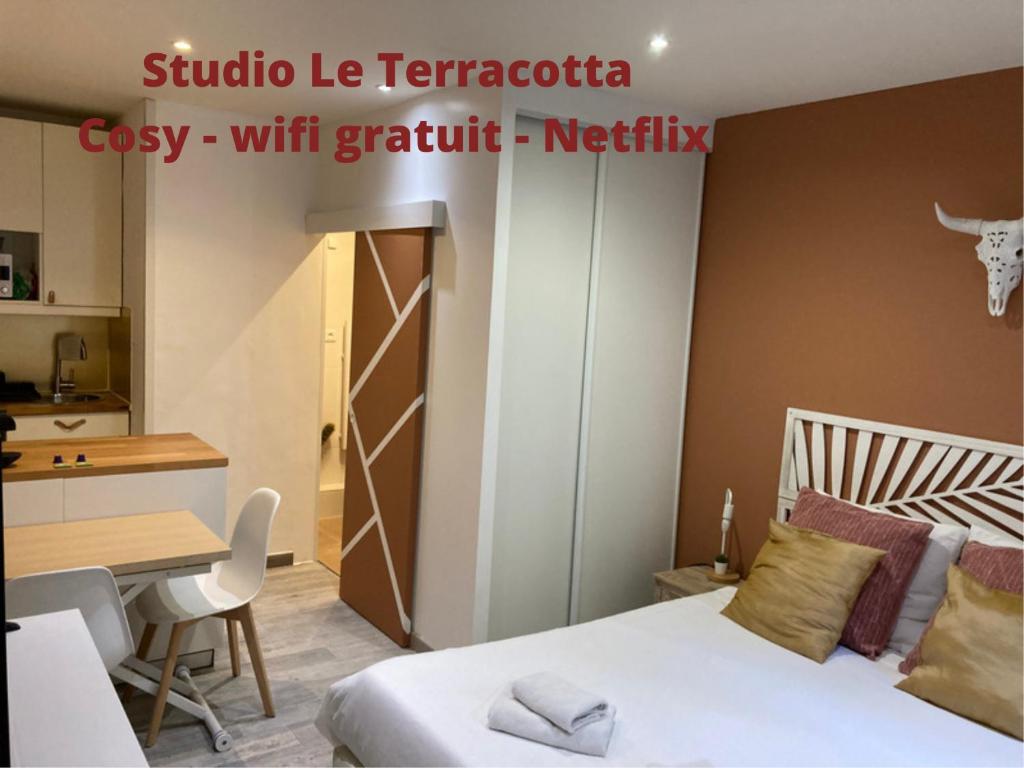 une chambre avec un lit et une table et une cuisine dans l'établissement STUDIO LE TERRACOTTA - topbnb Dijon, à Dijon