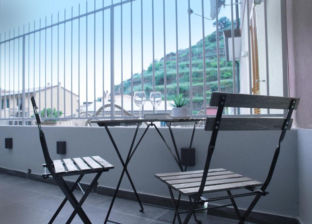 d'une table et de chaises sur un balcon avec vue. dans l'établissement Il Bordone - affittacamere a Manarola, Cinque Terre, à Manarola