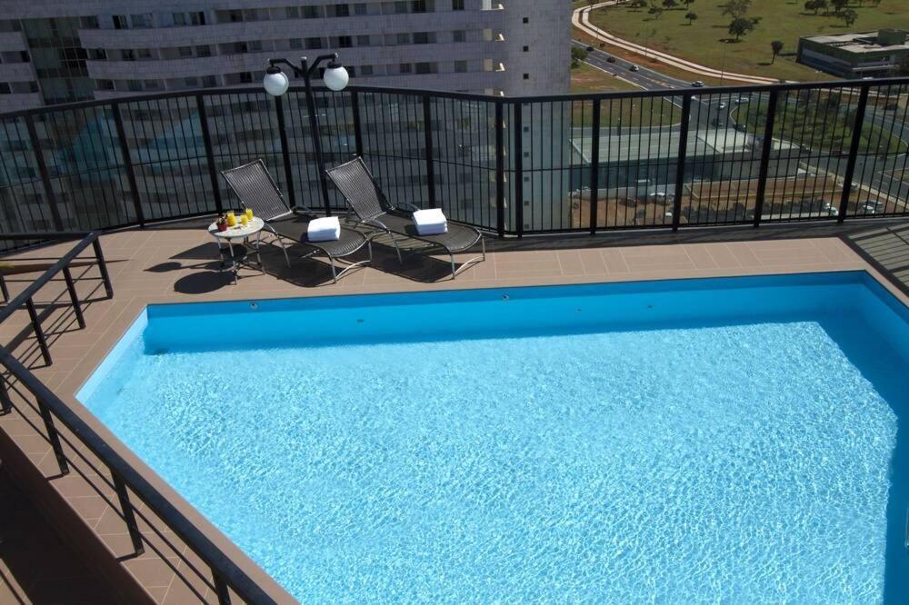 einen Pool auf dem Balkon eines Gebäudes in der Unterkunft Flat Particular Hotel Lets Idea - SEM CAFÉ in Brasilia