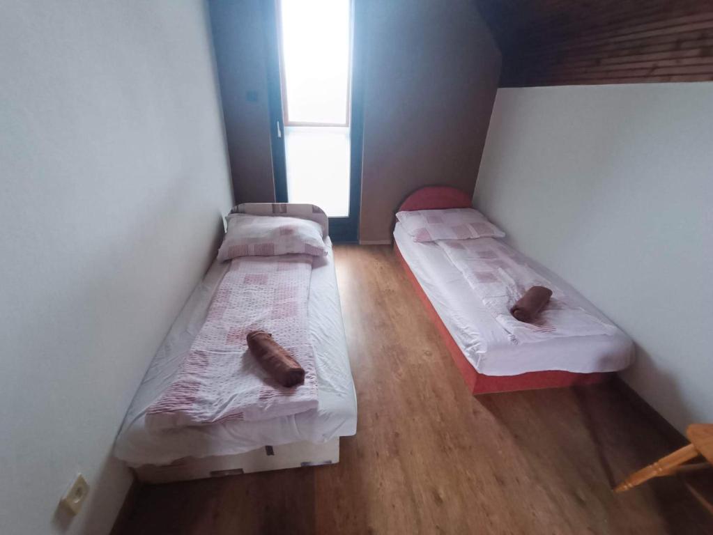 Posteľ alebo postele v izbe v ubytovaní Tassi Halászcsárda - Sügér ház