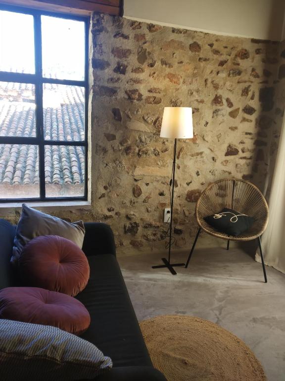 a living room with a couch and a lamp at Casa Buscareta in Montán