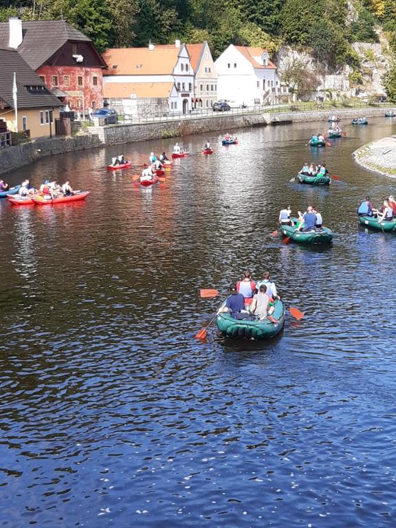 Výhled na řeku, která protéká v blízkosti penzionu