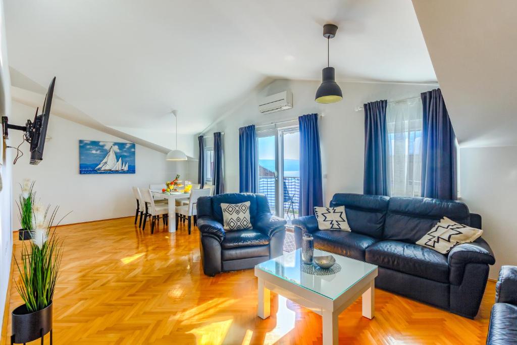 Khu vực ghế ngồi tại OMIŠ WIND ROSE Apartment