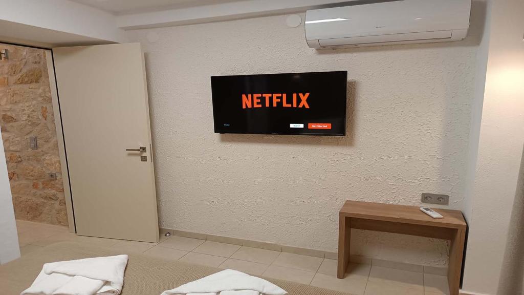 TV a/nebo společenská místnost v ubytování Anastasia Luxury Suites by Xenius Zeus in Nea Flogita