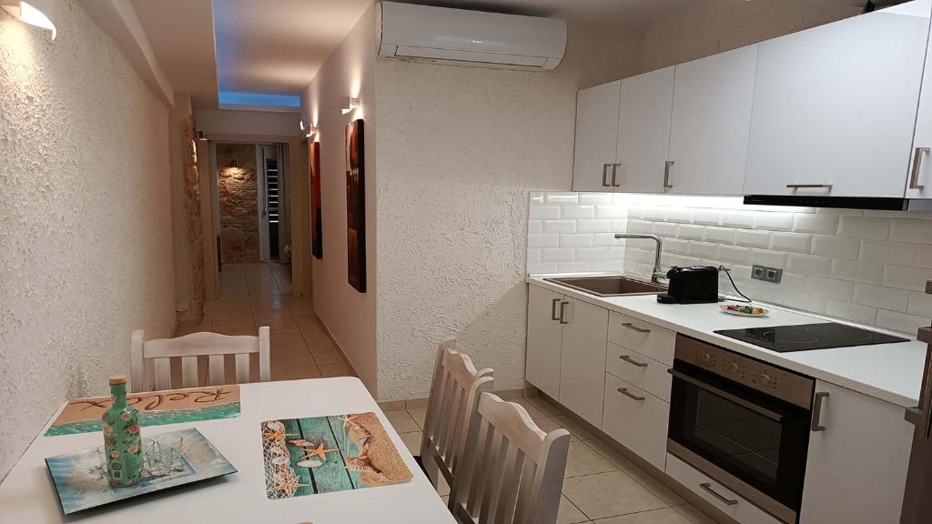 Kuchyň nebo kuchyňský kout v ubytování Anastasia Luxury Suites by Xenius Zeus in Nea Flogita