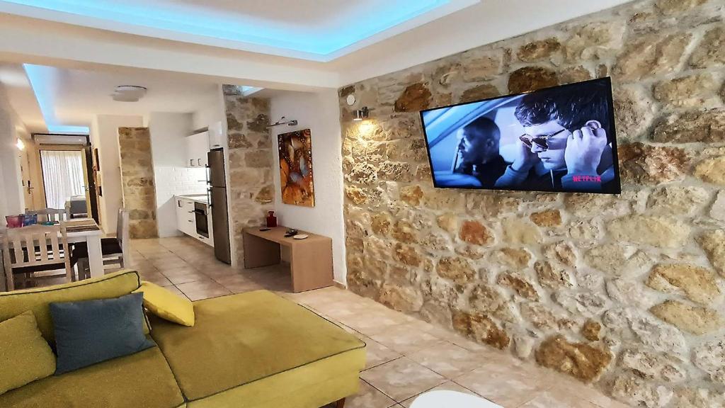 TV a/nebo společenská místnost v ubytování Anastasia Luxury Suites by Xenius Zeus in Nea Flogita