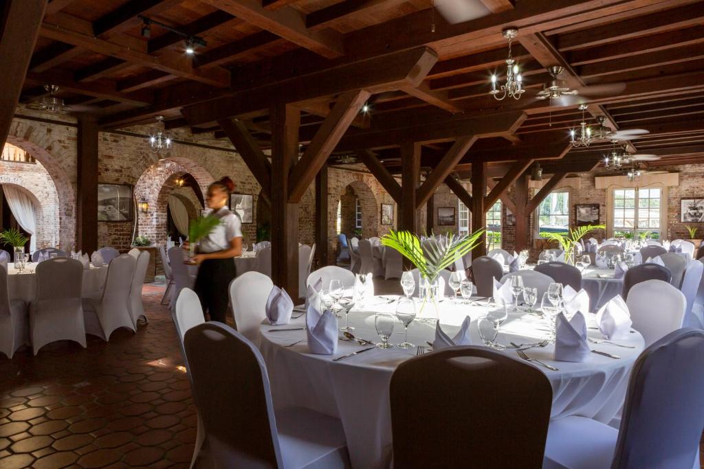 Restaurace v ubytování Copper and Lumber Store Hotel