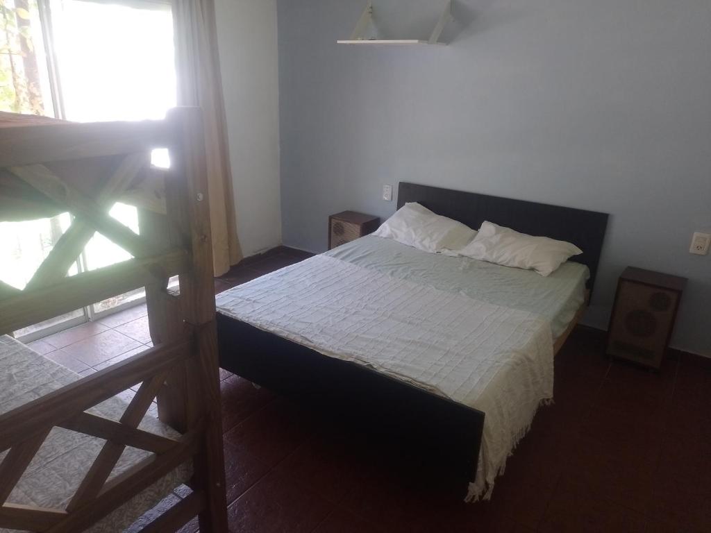 sypialnia z łóżkiem z białą pościelą i oknem w obiekcie Pasteur B&B w mieście Godoy Cruz