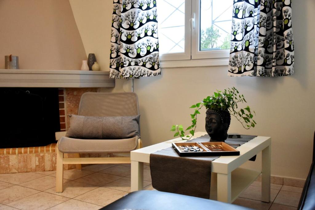 A seating area at The Lovely Guesthouse Avlonari
