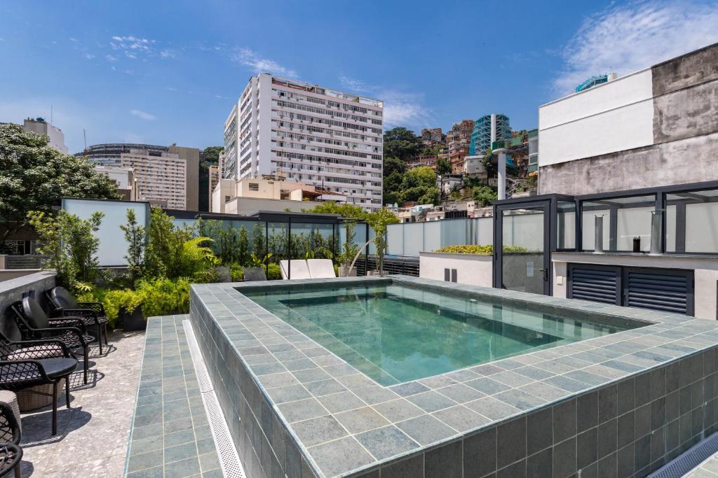リオデジャネイロにあるUnhotel - Bossa Design Studios Ipanema, Perto da Praiaの屋根のスイミングプール