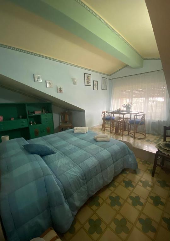 Łóżko lub łóżka w pokoju w obiekcie Casa vacanze Gioia
