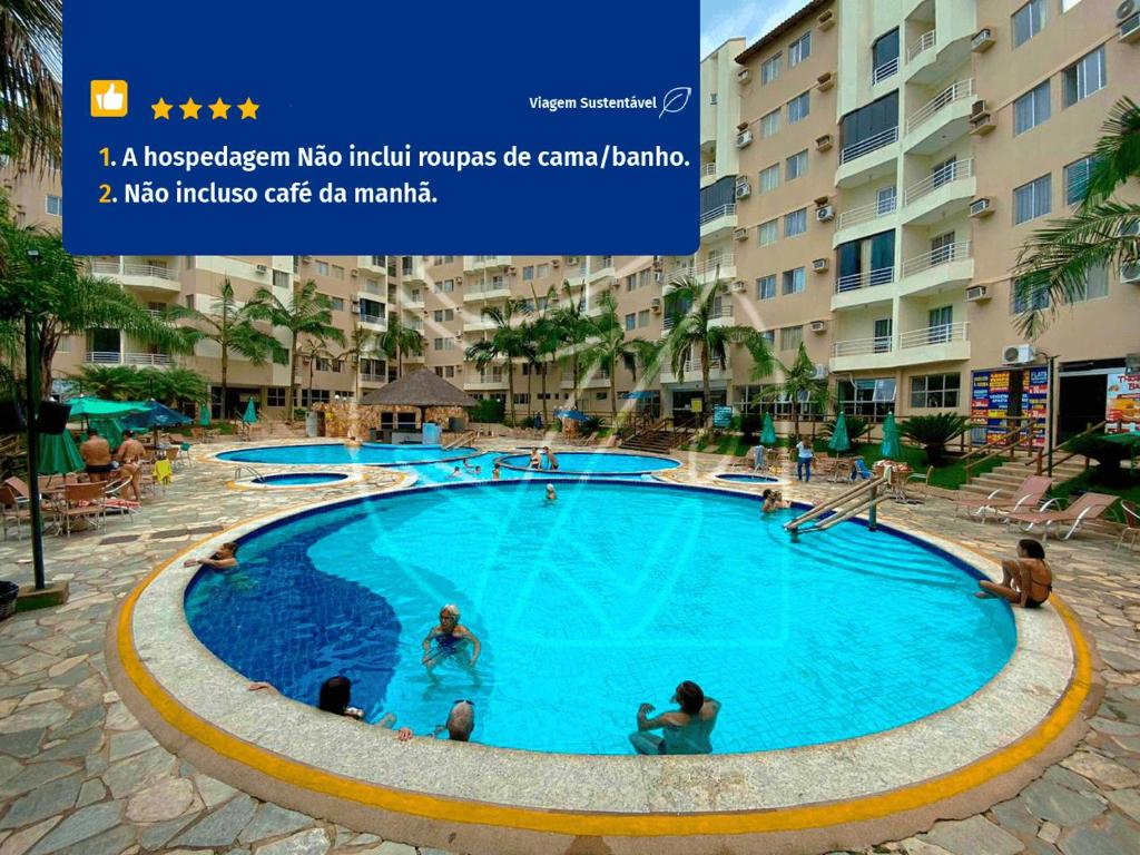 duży basen w hotelu z osobami w nim w obiekcie Thermas Paradise - Duplex w mieście Rio Quente