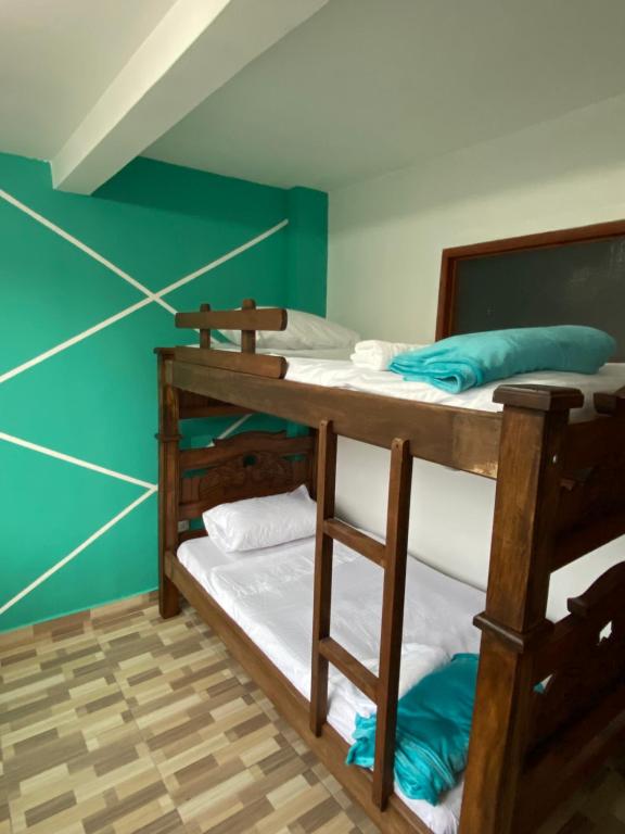 2 literas en una habitación con paredes verdes en Apartamento en la circunvalar, en Pereira