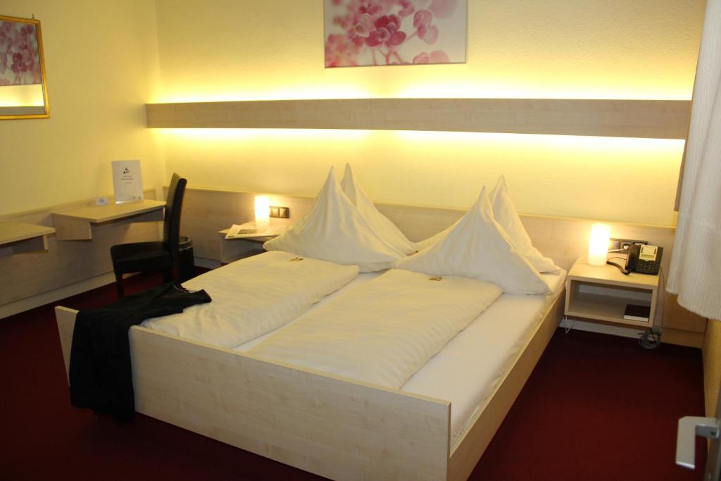 Postel nebo postele na pokoji v ubytování Hotel am Marschiertor