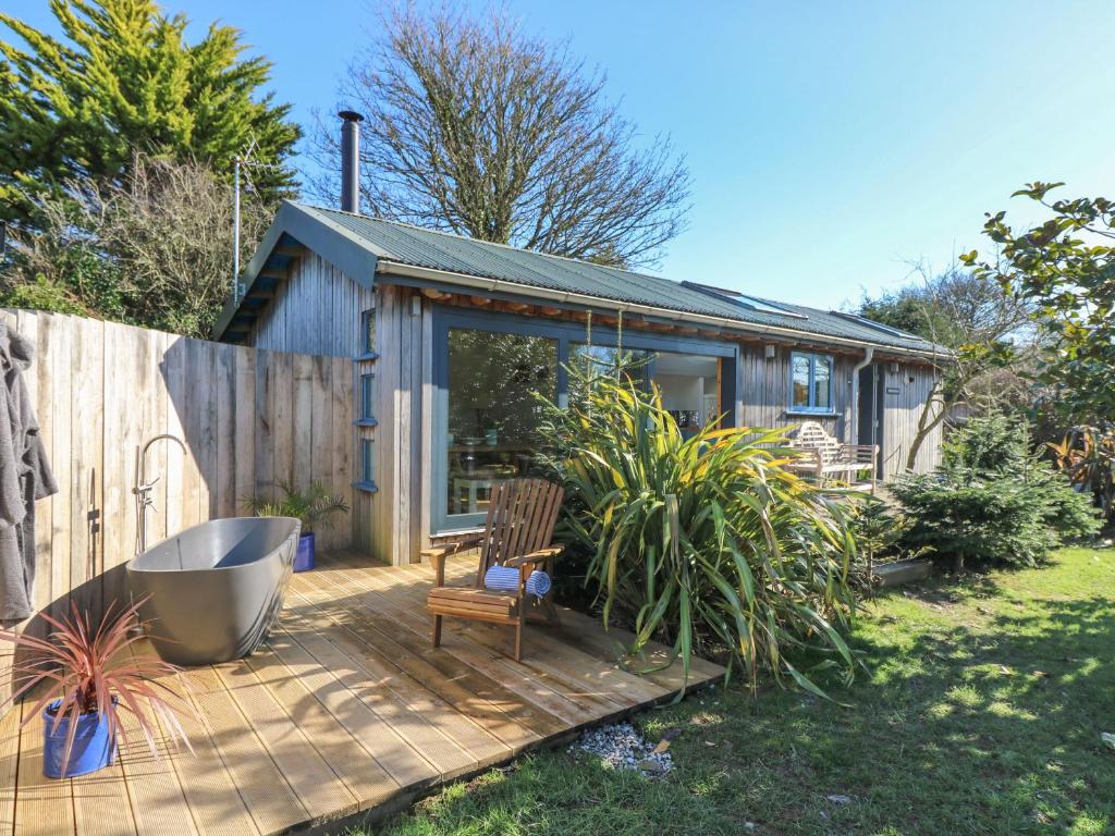 una bañera sentada en una terraza junto a una casa en Nordstrom, en Truro