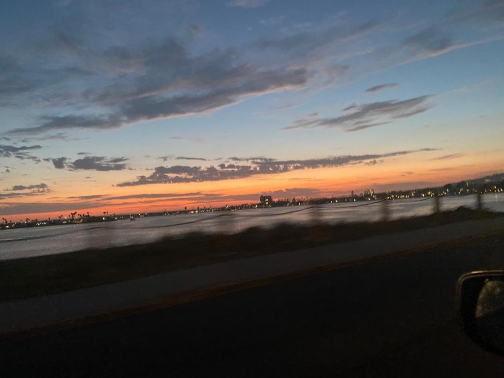 uma vista para uma pista de corrida ao pôr-do-sol em Bay Beach Bungalow em San Diego