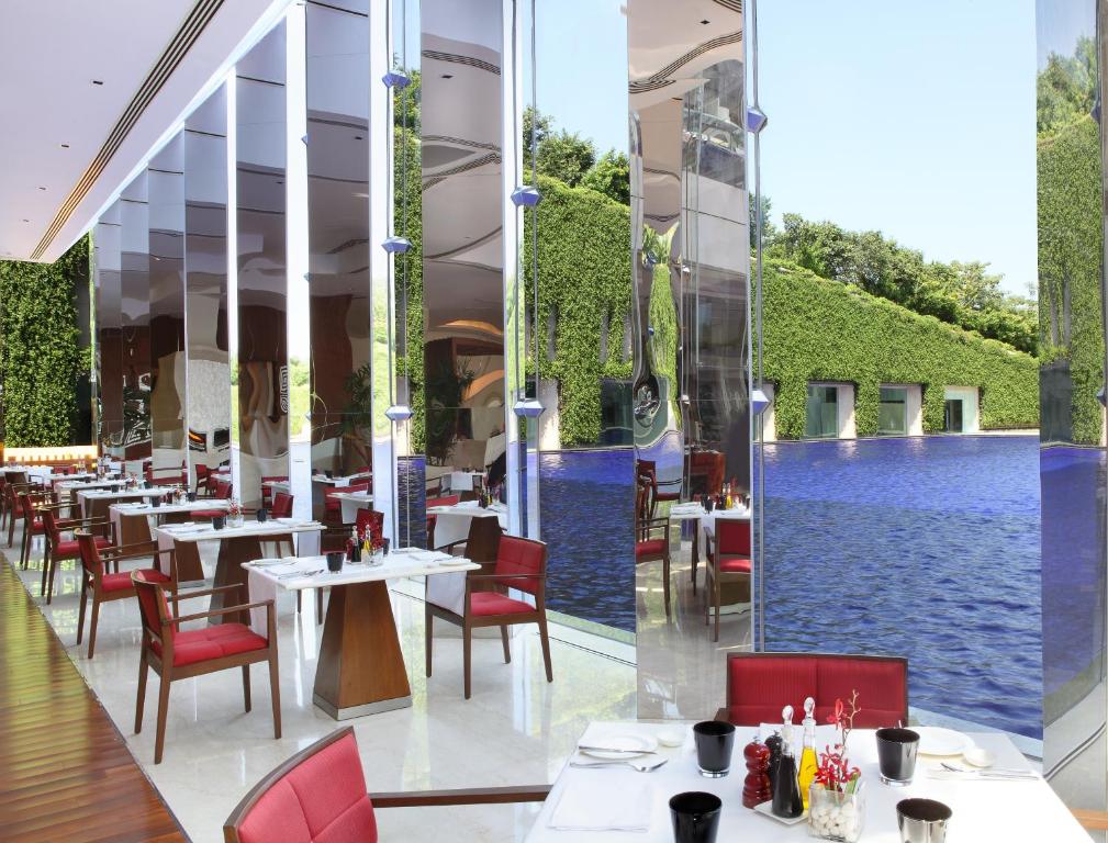 Un restaurante o sitio para comer en The Oberoi Gurgaon