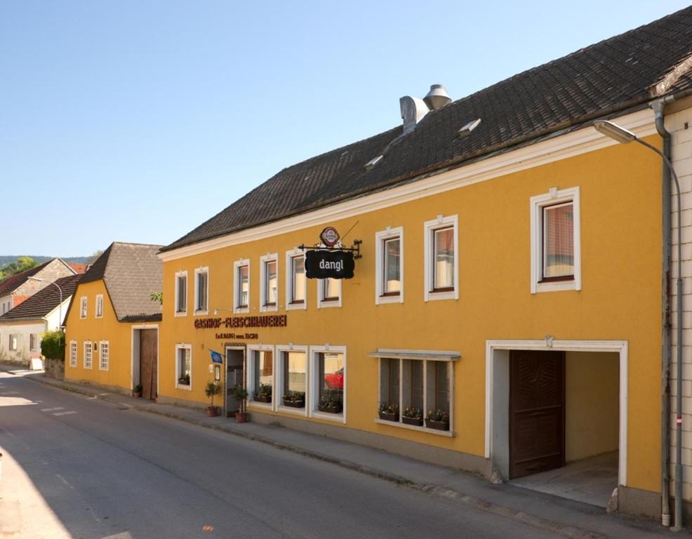 um edifício amarelo no lado de uma rua em Gasthof Dangl em Wimpassing an der Pielach