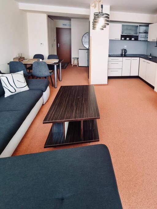 Kuchyň nebo kuchyňský kout v ubytování Apartment in Tatranská Štrba/near Štrbské Pleso with free parking