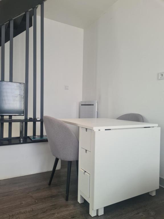 an office with a white desk and a chair at Duplex Tressange in Tressange