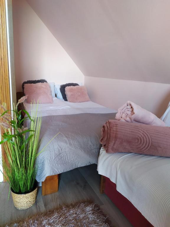 Posteľ alebo postele v izbe v ubytovaní Garden House nad jeziorem Szelment