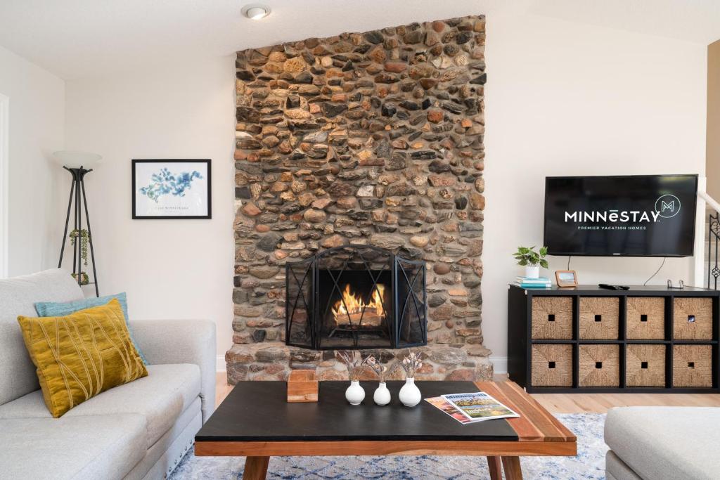 sala de estar con chimenea de piedra en Carlow Manor, en Mound