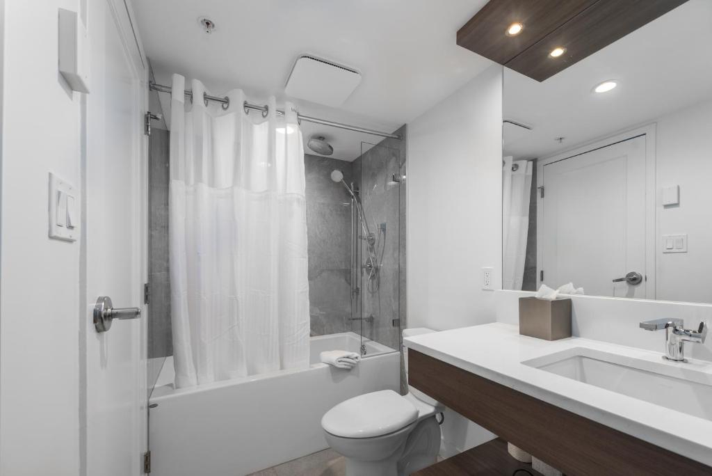 Bilik mandi di West Coast Suites at UBC