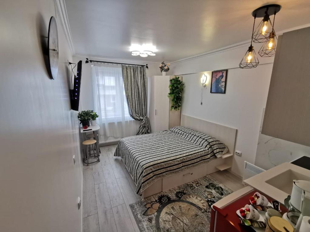 Ένα ή περισσότερα κρεβάτια σε δωμάτιο στο 1 Small Studio, self check in