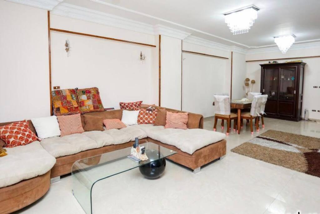 ein Wohnzimmer mit einem Sofa und einem Tisch in der Unterkunft Adorable Unique Furniture Flat in Alexandria